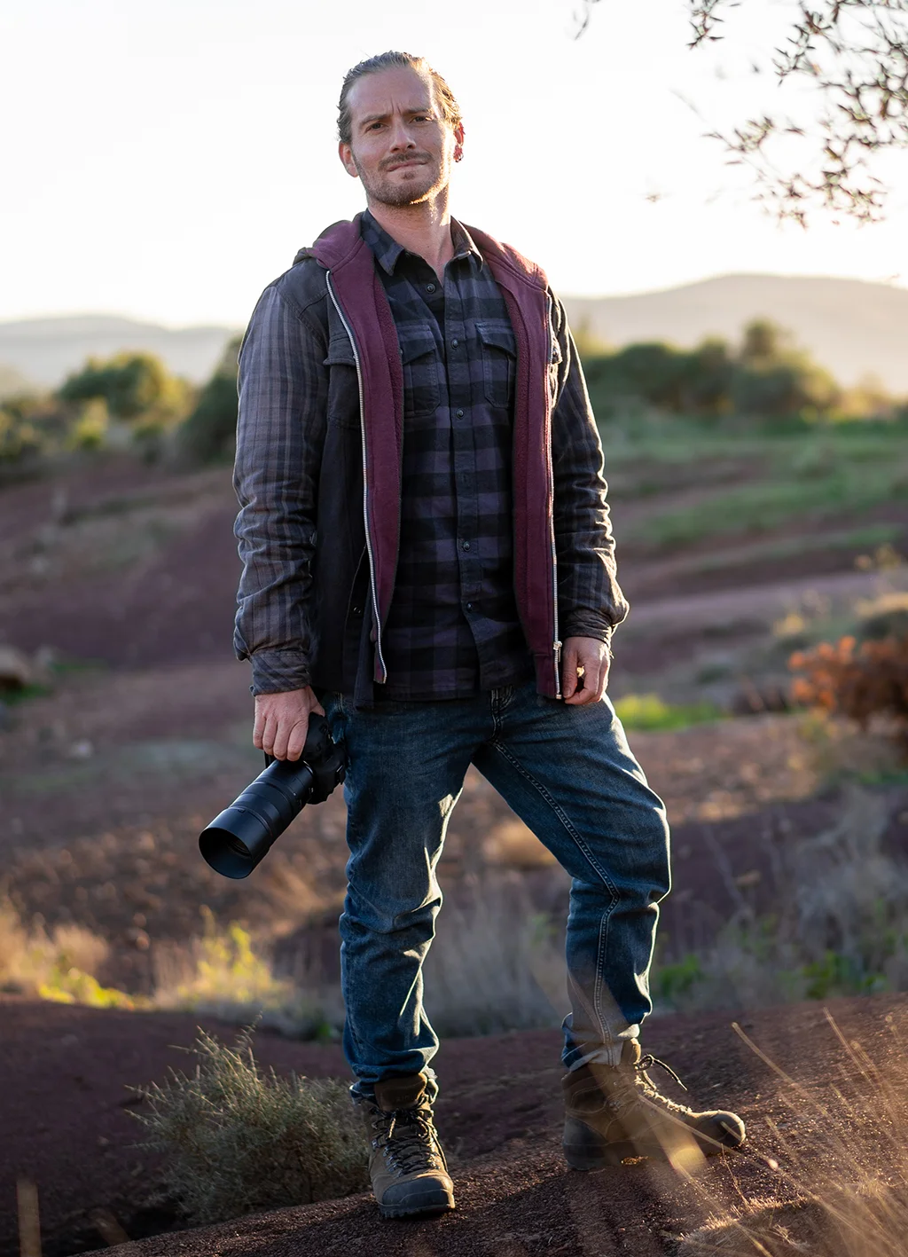 Julien Rouard, appareil photo à la main, sur le terrain dans l'Hérault